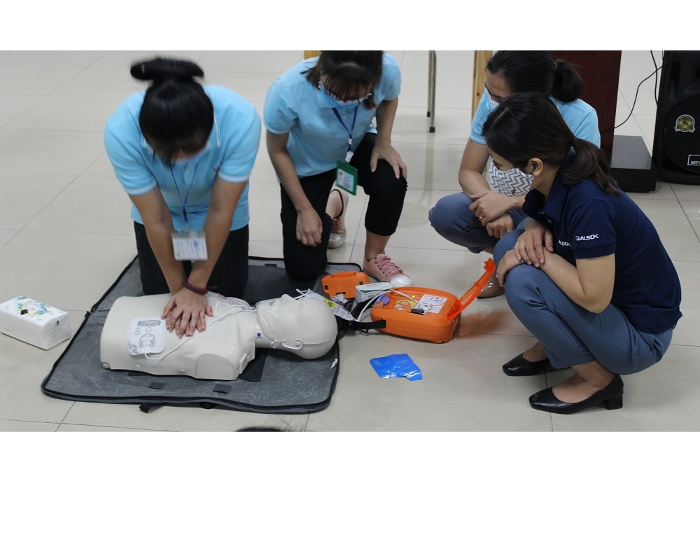 Buổi học kỹ năng sơ cứu người bị đột quỵ với máy khử rung tim ngoài tự động AED